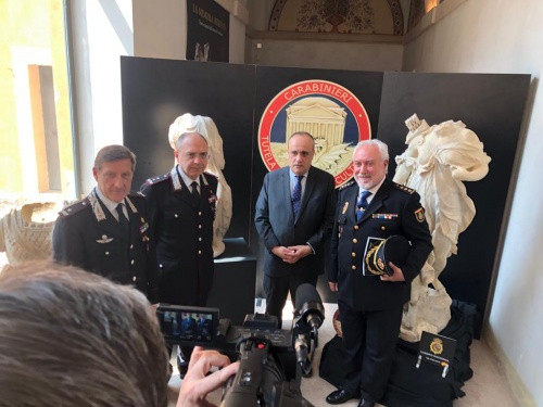 La Policía Nacional recupera tres piezas artístico-históricas sustraídas en parques públicos y privados de Roma